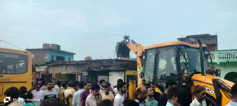 सड़क निर्माण में बाधा बन रहे अस्थायी अतिक्रमण पर चला बुलडोजर