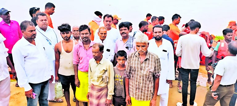 Sasaram News: सोन टीले से 18 किसानों को एनडीआरएफ ने किया रेस्क्यू, अपना घर छोड़कर आने को नहीं थे तैयार, रेस्क्यू के लिए करनी पड़ी मशक्कत
