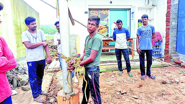 चोरी करते युवक को पकड़ खंभे से बांधा, पुलिस ले गयी थाने