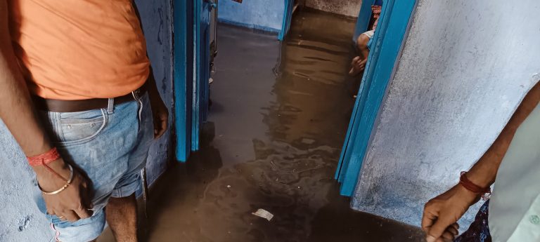नादरागंज नाले में न्यू एरिया के पास नहीं बनाया गया पुल, अब लोगों के घरों में घुस रहा पानी