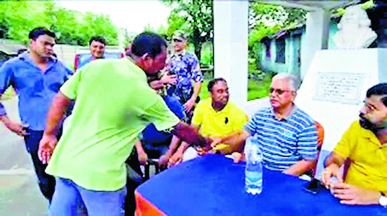 सुबह की सैर पर निकले दिलीप घोष से मिले तृणमूल नेता