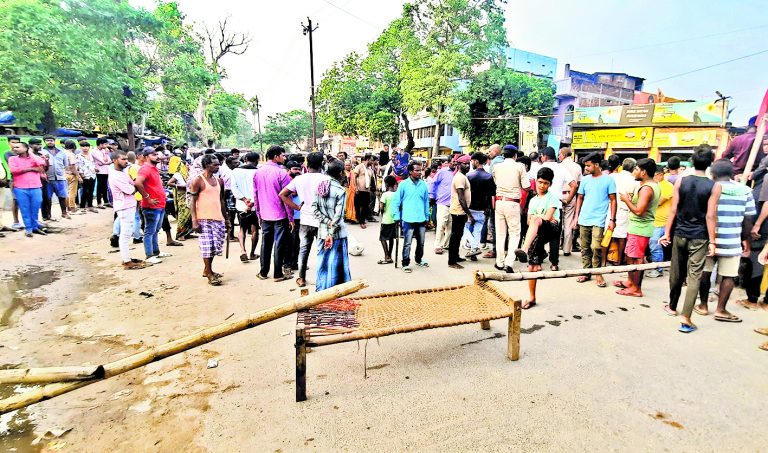 ऑटो की भीषण टक्कर से बाइक सवार की मौत, एक जख्मी