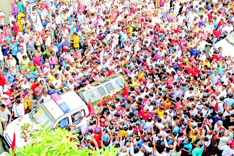 नम आंखों से पूर्व मुख्यमंत्री बुद्धदेव भट्टाचार्य को दी गयी अंतिम विदाई