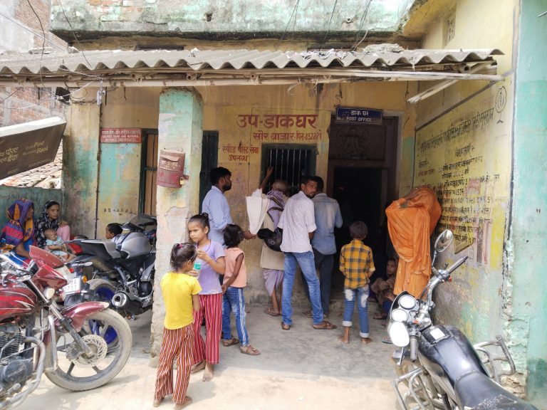 आधार कार्ड बनवाने और अपडेट करने में धड़ल्ले से हो रही अवैध वसूली