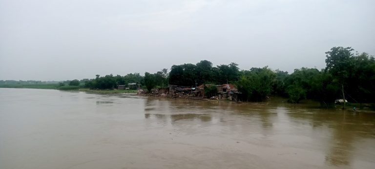 अमौर में निचले इलाकों में फैला बाढ़ का पानी, कटाव मचा रहा कहर