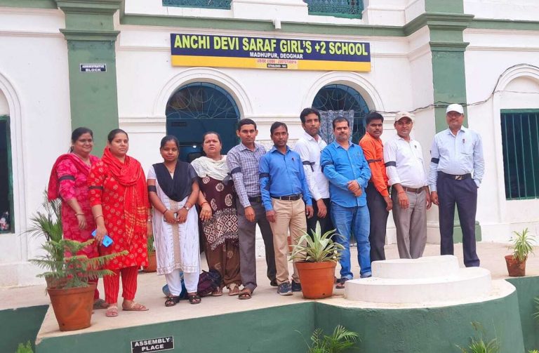 शिक्षकों ने एसीपी व एमएसीपी की मांग को लेकर काला बिल्ला लगाकर जताया विरोध