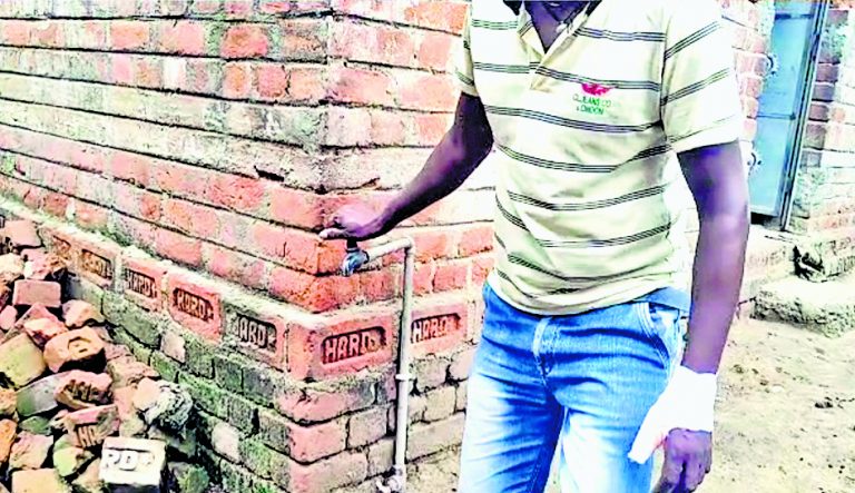 पाइप और नल लगे हो गये दो वर्ष, पर नहीं पहुंचा पानी