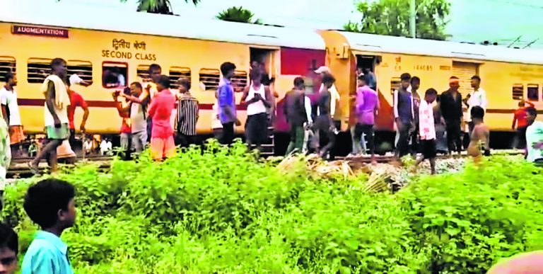 मानपुर में महिला वार्ड पार्षद ने ट्रेन से कट कर की आत्महत्या