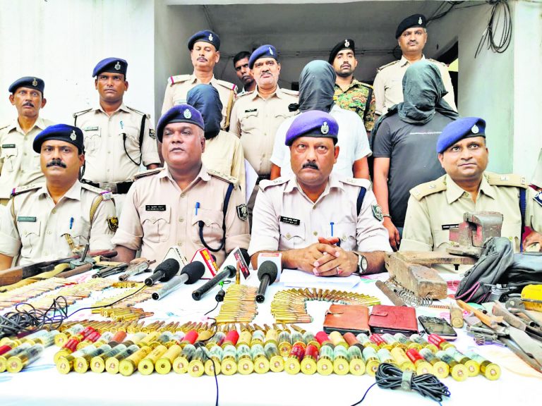 Gaya News: गया में मिली मिनी गन फैक्ट्री, हथियारों के साथ 200 से अधिक गोलियां बरामद