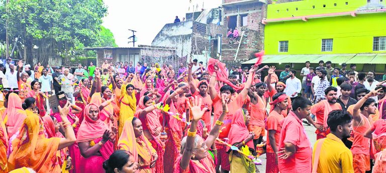 डीजे जब्त होने पर कांवरियों ने जाम की सड़क