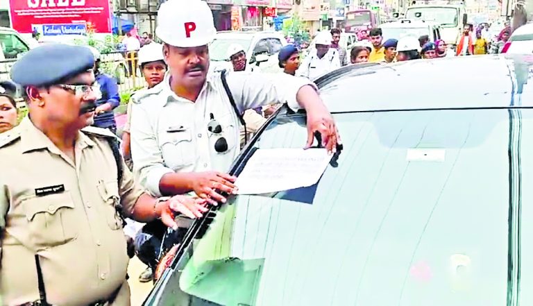 crime news : नो पार्किंग में लगी कार के शीशे में नोटिस चिपकाते ही लोगों ने हटायी कार
