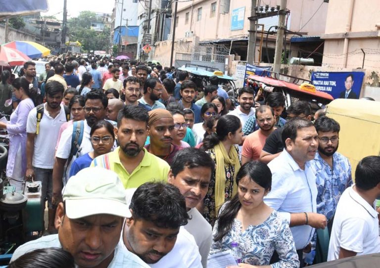 कमर भर पानी से गुजर कर सेंटर तक पहुंचे छात्र