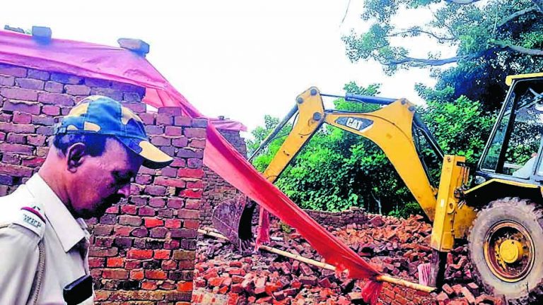 सातग्राम इलाके के बेनाली कोलियरी में अवैध निर्माण पर चली जेसीबी
