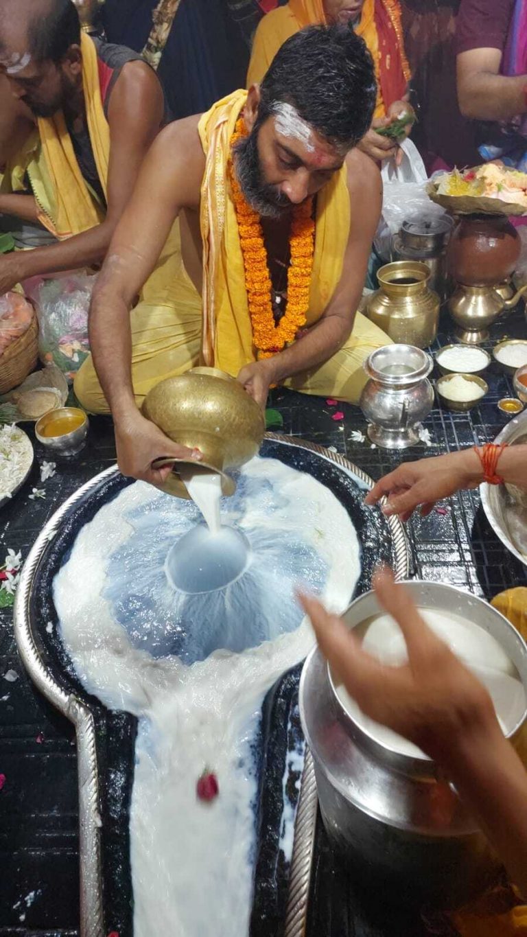 चौथी सोमवारी को दो लाख से अधिक कांवरियों ने चढ़ाया जल