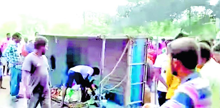 खेत मजदूरों को ले जा रहे पिकअप  वैन को बस ने ठोका, एक की मौत