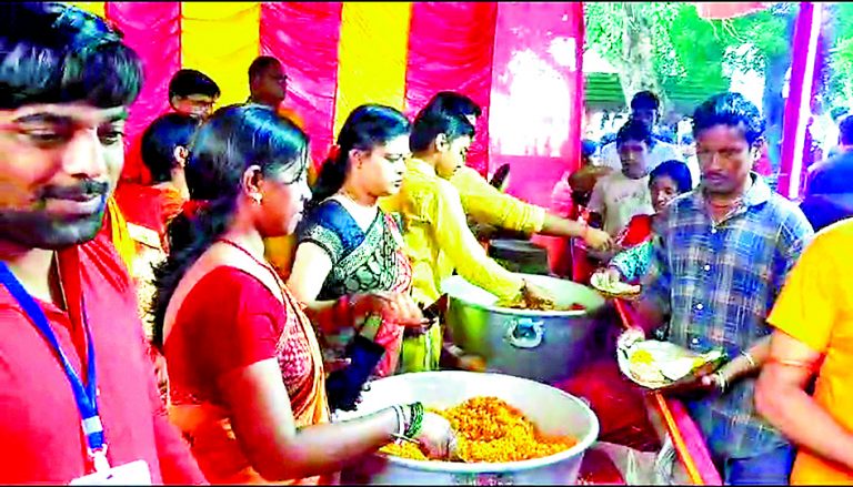 नीलकंठ महादेव मंदिर में उखड़ा बर्नवाल समिति का सेवा शिविर