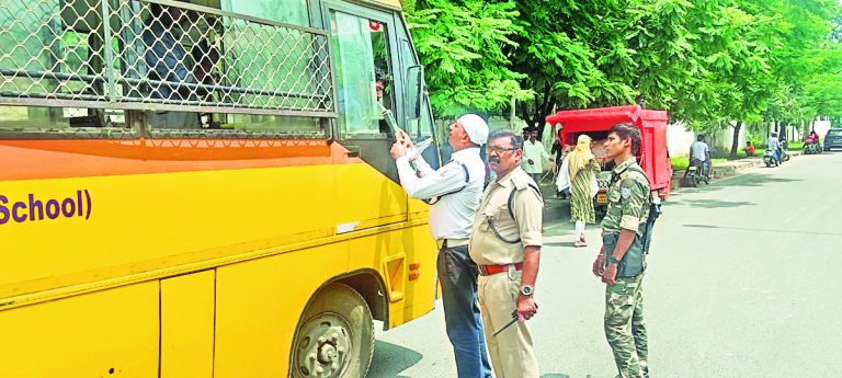 केराली स्कूल की बस का चालक शराब पीकर वाहन चलाते पकड़ाया