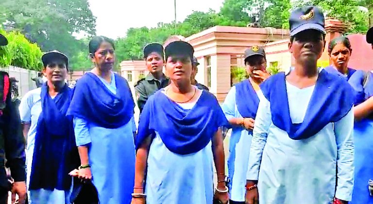 जान से मारने की धमकी देने से गुस्साये सुरक्षाकर्मी, किया कार्य बहिष्कार