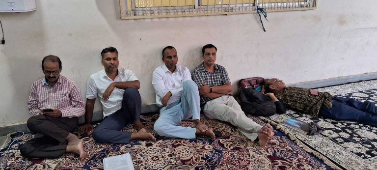 प्रोन्नति की मांग को लेकर एमयू में आमरण अनशन पर बैठे चार विषयों के प्राध्यापक