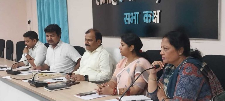 कार्याें में लापरवाही बरतने पर होगी कार्रवाई : डीएम