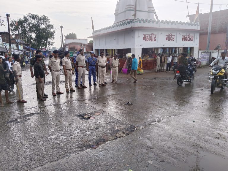 गुप्त सूचना पर पुलिस द्वारा की गयी छापेमारी के विरोध में सड़क जाम