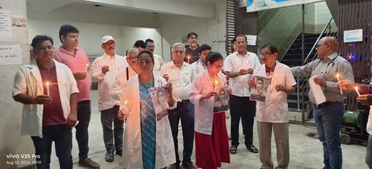 दुष्कर्म व हत्या के विरोध में डॉक्टरों ने निकाला कैंडल मार्च