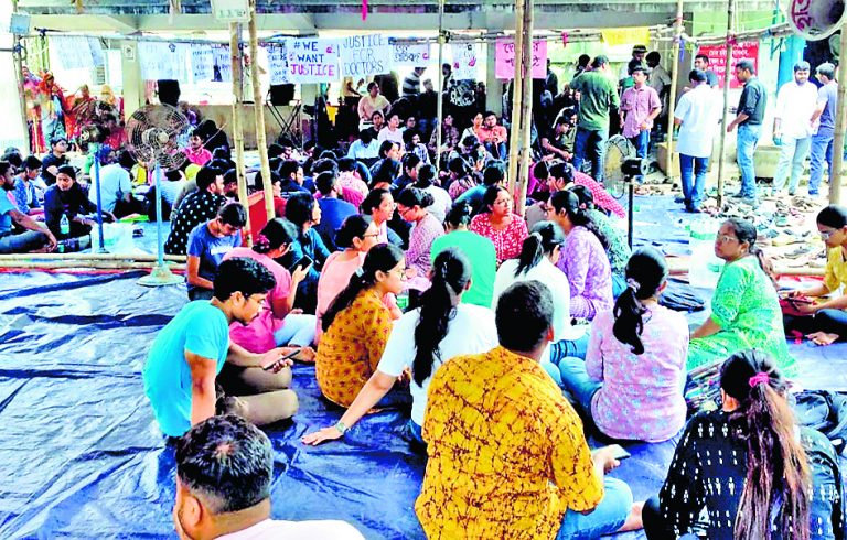 बांकुड़ा मेडिकल कॉलेज अस्पताल में जूनियर डॉक्टरों का धरना पांचवें दिन भी जारी रहा