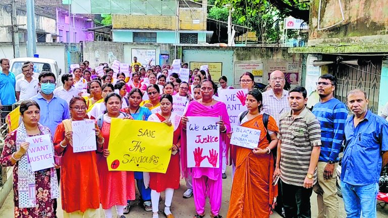आरजी कर की घटना के खिलाफ चिकित्साकर्मियों ने निकाला शांति जुलूस