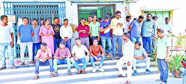 दिव्यांग महिला कर्मचारी के साथ की गयी धक्का मुक्की, लगे नारे