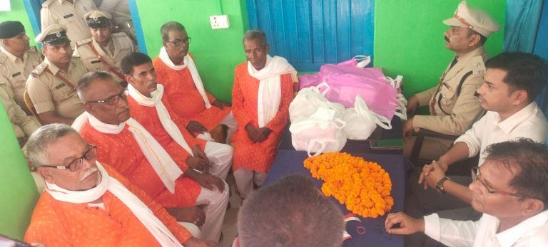सेवानिवृत्ति पर पांच चौकीदार को दी गयी विदाई