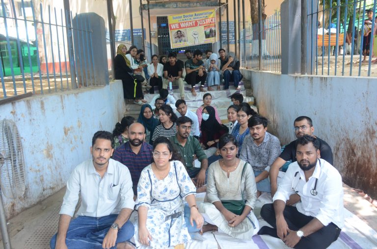 Doctor’s Protest: मायागंज व सदर अस्पताल की ओपीडी सेवा रही ठप, शहर के 500 से अधिक निजी क्लिनिक रहे बंद