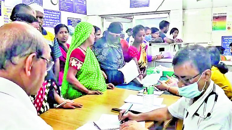 हड़ताल पर रहे डॉक्टर, जिला अस्पताल में रोगी हुए हलकान