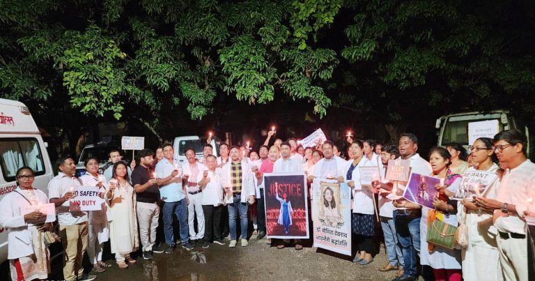 कोलकाता रेप-हत्याकांड. पाकुड़ के सरकारी व निजी अस्पताल के डॉक्टरों ने निकाला कैंडल मार्च