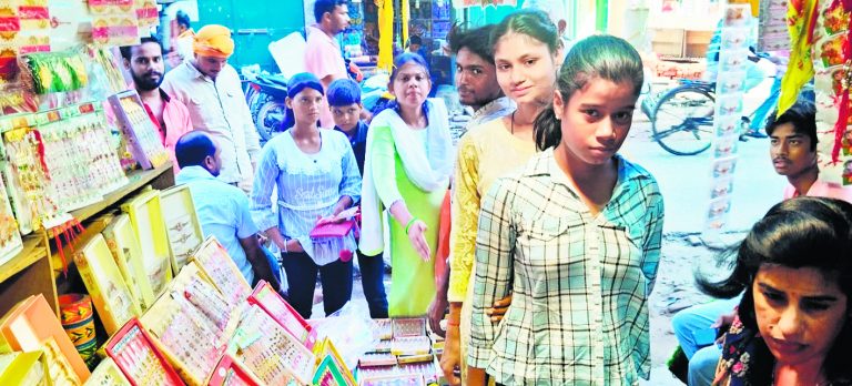 रक्षाबंधन का पर्व आज, राखी और मिठाई की बिक्री से गुलजार रहा बाजार