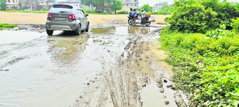 सोन नदी पुल के नीचे वैकल्पिक रास्ते में उभरे गड्ढे, लोग परेशान