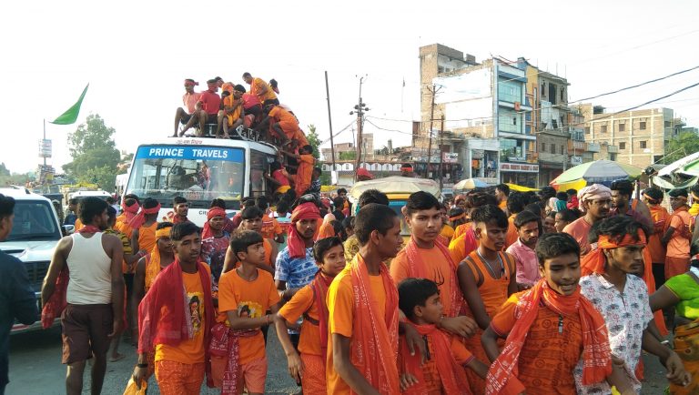 दलसिंहसराय में शिव भक्तों का रैला, झमटिया से गंगाजल लेकर शिवालय की ओर चले कांवरिया