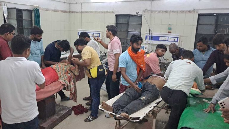 samastipur news: ओवरब्रिज पुल पर अनियंत्रित ट्रक ने रेलिंग तोड़ते हुए स्कूटी सवार दंपति को कुचला, सदर अस्पताल के डॉक्टरों ने किया रेफर, जानिए….. कैसे घटी घटना