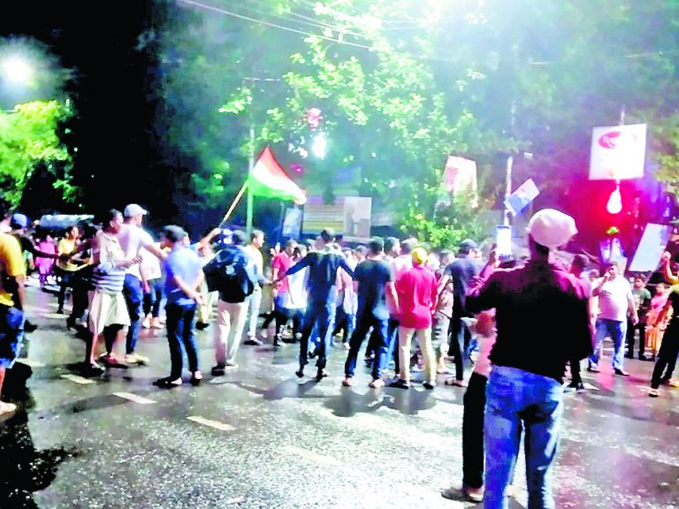 शहर में रविवार की रात फिर सड़कों पर उतर आये लोग, किया विरोध प्रदर्शन