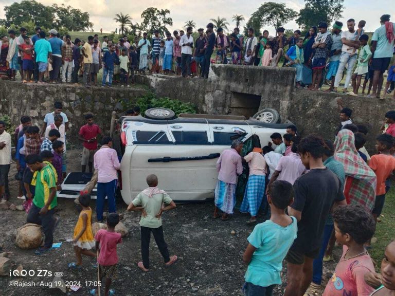पुल के नीचे गिरी स्कॉर्पियो, धक्का लगने से 40 वर्षीय व्यक्ति घायल