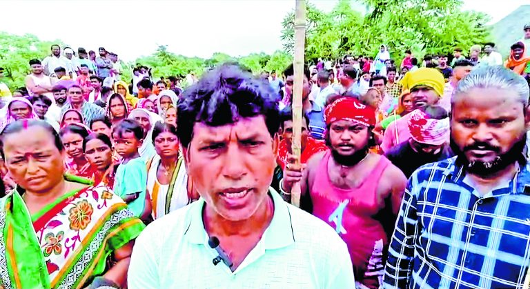सड़क चालू रखने की मांग पर ग्रामीणों का प्रदर्शन