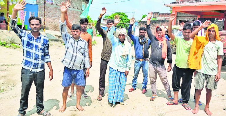 सड़क निर्माण में विलंब, ग्रामीणों ने किया प्रदर्शन