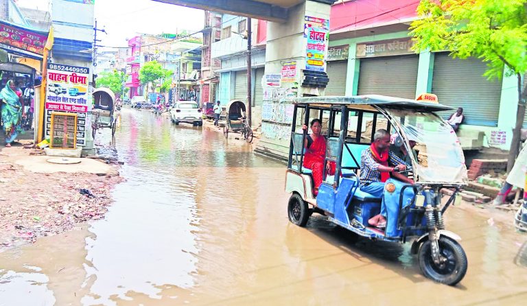 Saran News : छपरा : जलजमाव बनी स्थायी समस्या, नहीं हो पा रहा समाधान