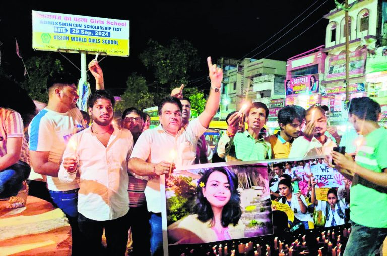 कोलकाता की घटना के खिलाफ निकाला कैंडल मार्च