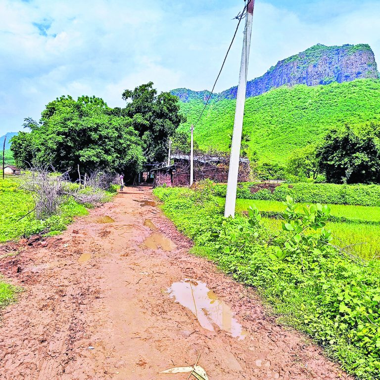 रोहितेश्वर मंदिर जानेवाली सड़क जर्जर, श्रद्धालु परेशान