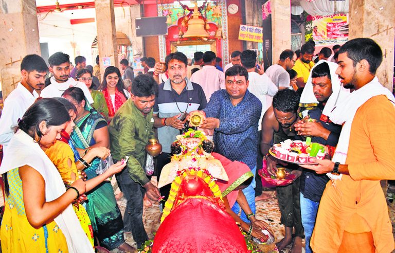अंतिम सोमवारी को शिवालयों में श्रद्धालुओं की उमड़ी भीड़