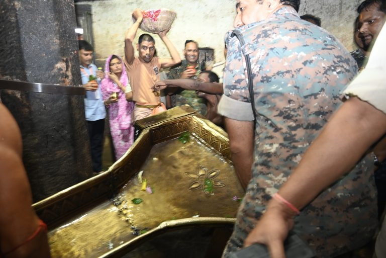 बाबा की स्पर्श पूजा शुरू होते ही उमड़े भक्त