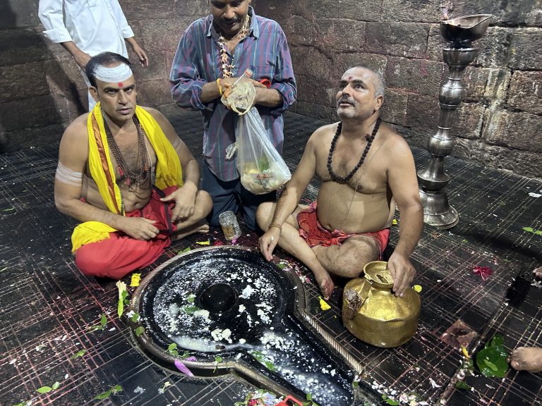 बाबा को राखी अर्पित कर शुरू हुई बाबा नगरी में रक्षा बंधन
