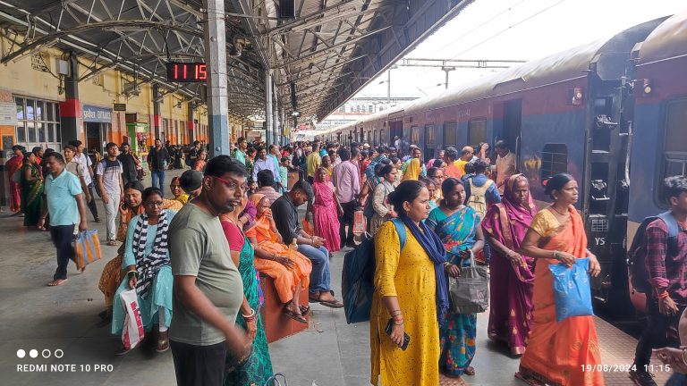 देवघर-रक्सौल श्रावणी मेला स्पेशल छह घंटा विलंब से पहुंची जमालपुर