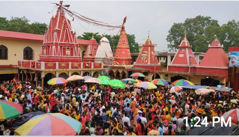 आखिर सोमवारी पर विद्यापतिधाम उगना शिवालय में उमड़ पड़े श्रद्धालु