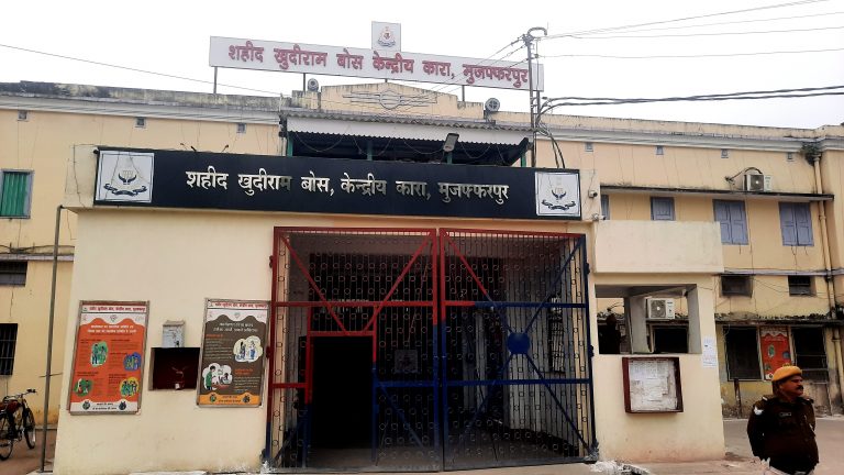 बंदियों तक पहुंची राखी, बहनें खुद नहीं बांध सकीं